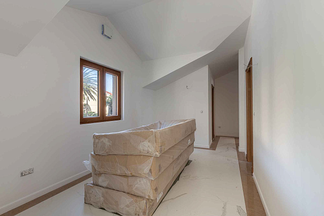 A luxurious three-story villa on the first sea line in  Kotor — photo 15